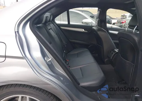 2012 Mercedes-Benz C 250 Sport z USA, uszkodzony, nr VIN WDDGF4HB9CA604970